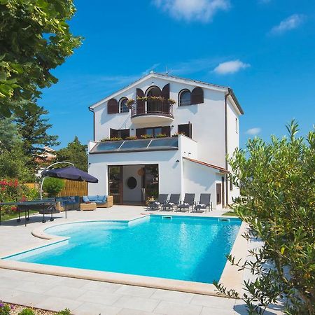 Villa Andrija Family Dream With Heated Pool At The Sea With Beautiful Garden, Outside Cinema And Kids Playground Fazana Exterior photo