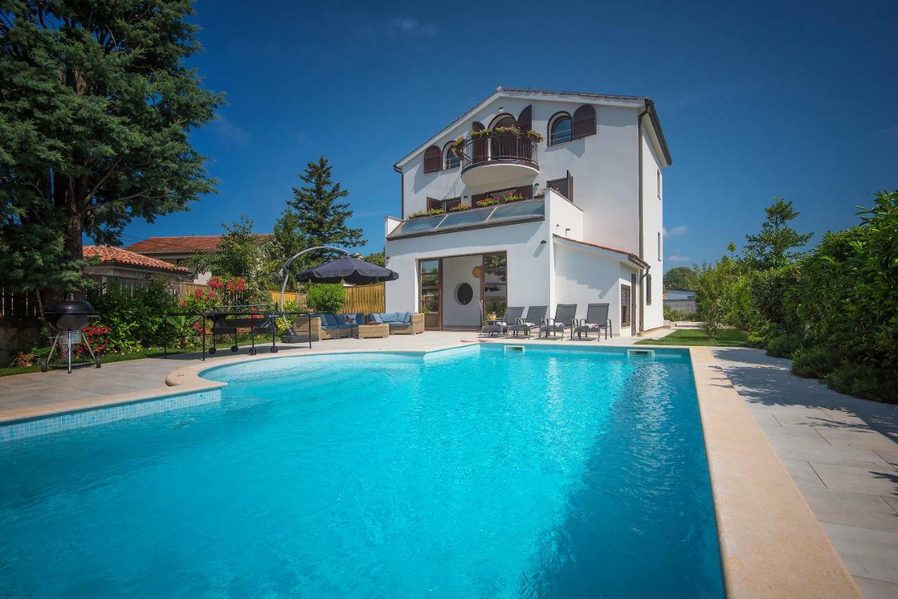 Villa Andrija Family Dream With Heated Pool At The Sea With Beautiful Garden, Outside Cinema And Kids Playground Fazana Exterior photo